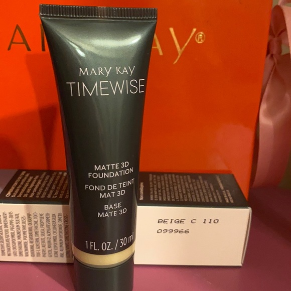 TimeWise Matte 3D Foundation Beige C 110
1 fl. oz.
